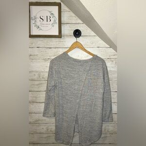 Super cute slit back RD Style shirt